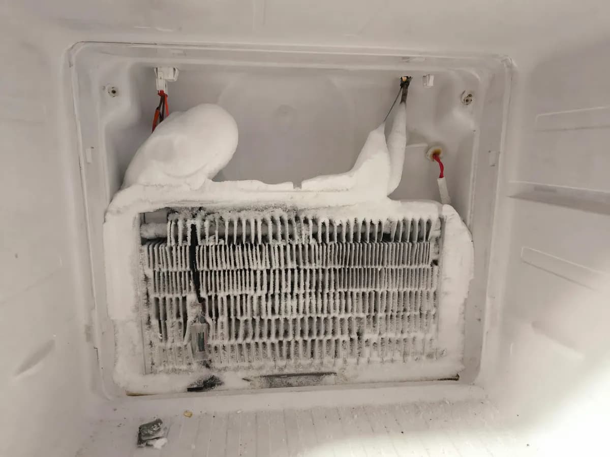 Наледь на испарителе холодильника — типичная неисправность системы No Frost